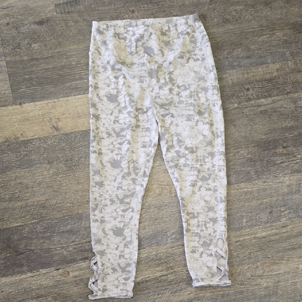 Medium Maurices Gray Camouflage Leggings With Criss Cross Design On Ankle